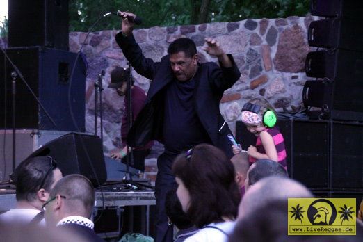 Winston Francis (Jam) with Ken Guru - The Highjumpers 17. This Is Ska Festival - Rosslau 21. Juni 2013 (3).JPG